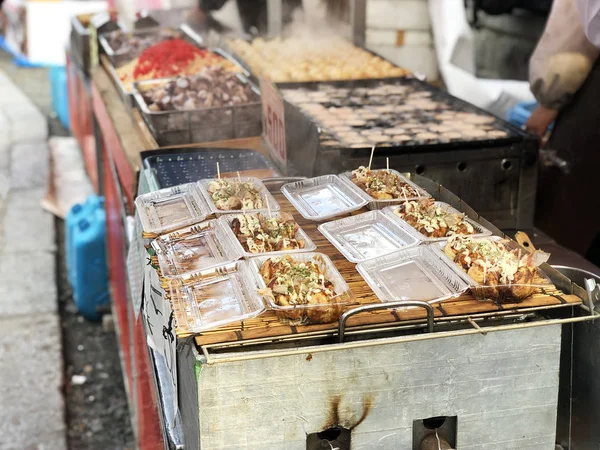 Takoyaki comida japonesa na rua para o santuário Fushimi Inari em — Fotografia de Stock