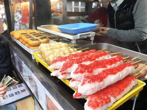 Seafood Street food in Tsukiji Fish Market, Japan. — Stock Photo, Image