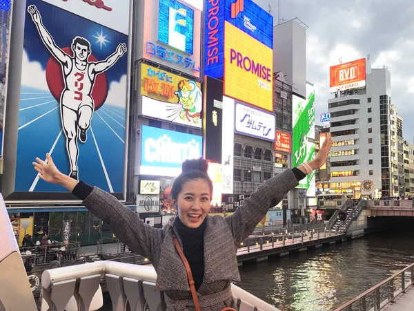 Осака, Япония - 26 марта 2019 года: Молодая туристка пыталась взять — стоковое фото