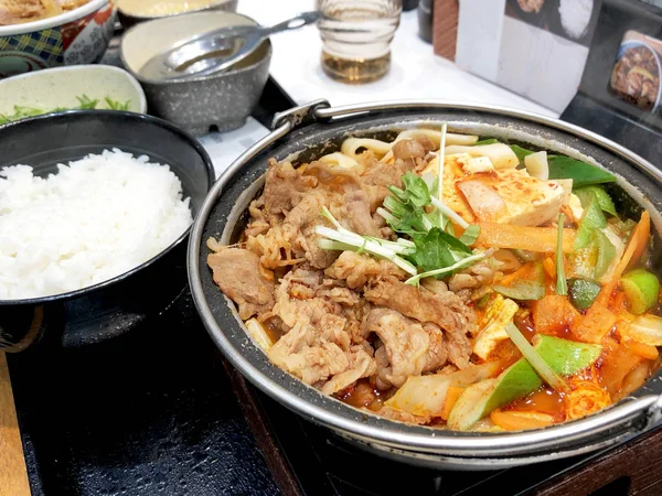 Dakbokkeumtang delicioso guiso de abulón en una olla caliente con arroz —  Fotos de Stock