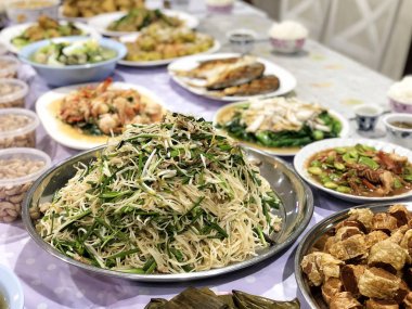 Çin Hayalet Festivali. Dua etmek için kurban edilecek yiyecek.