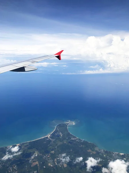 Wing of an airplane flying above the ocean. — Stock Photo, Image