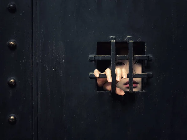 Τρομακτική γυναίκα κλειδωμένη σε σκοτεινό κλουβί χέρι κρατώντας κλουβί τρομακτική σκηνή h — Φωτογραφία Αρχείου