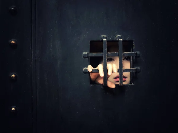 Korkunç kadın kafese kapatılmış, elinde kafesle korkunç bir sahne tutuyor. — Stok fotoğraf