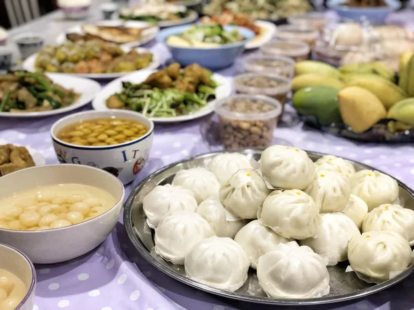 Chinese Ghost Festival. Sacrificial offering food for pray to go — Stock Photo, Image