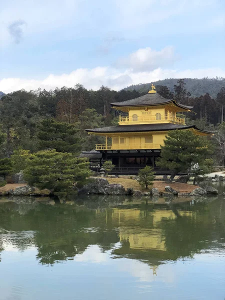 Inkaku-ji, Zlatý pavilon, chrám v Kjótu, Japn — Stock fotografie