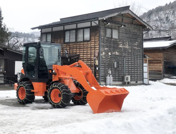 Camión de quitanieves naranja Retire la nieve en Shirakawago, Japón —  Fotos de Stock