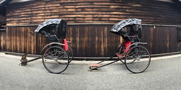 일본 다카야마의 쇼핑 거리에서 고대의 일본 삼륜 자전거들 — 스톡 사진