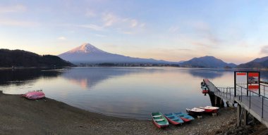 Panaromik gündoğumu Fuji Dağı ve Kawaguchiko Gölü 'nün Japonya' daki güzel manzarası