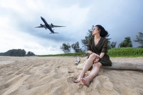 Turista Mujer Playa Observando Los Aviones Aterrizaje Island Phuket Tailandia — Foto de Stock