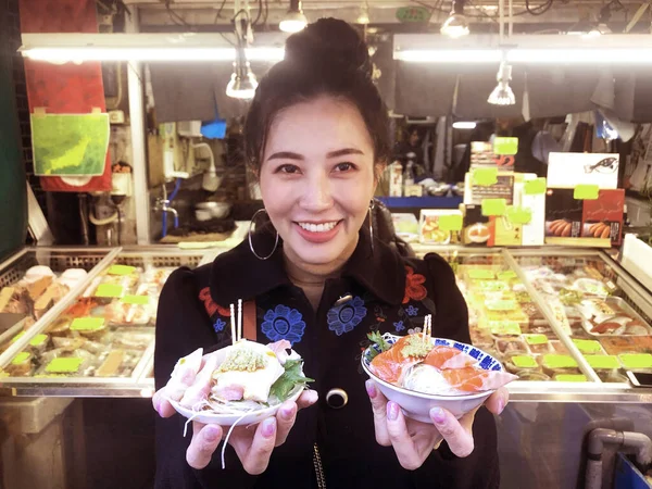 Tourist Woman Showing Salmon Sashimi Most Popular Delicious Food Street — Stock Photo, Image