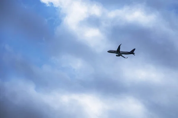 Самолет Летит Строме Стоковое Фото