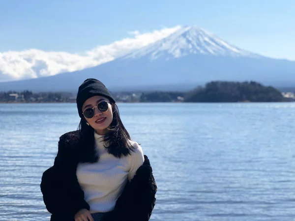 Krásná Usměvavá Žena Turisté Cestují Cítit Radost Fuji Dopoledních Hodinách Stock Obrázky