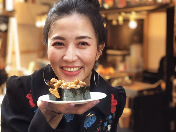 Touristin Zeigt Rindfleisch Sushi Auf Dem Tsukiji Fischmarkt Japan Stockbild
