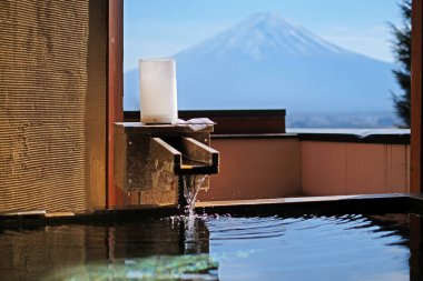 Japonya 'daki Fuji Dağı ve Kawaguchiko Gölü manzaralı açık hava sıcak bahar banyosu.