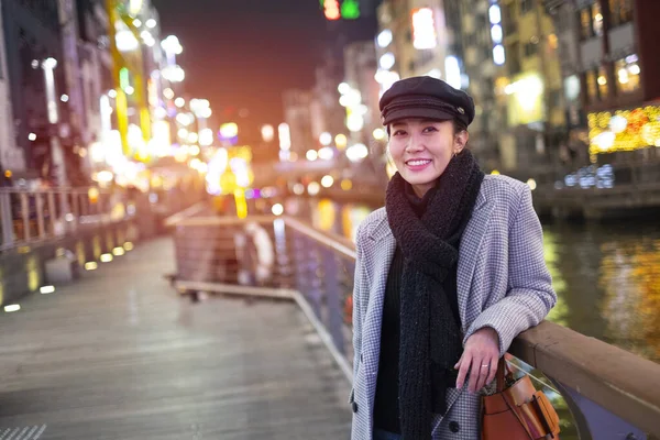 Piękna Uśmiechnięta Kobieta Turyści Podróżujący Ulicy Centrum Handlowego Dotonbori Osace — Zdjęcie stockowe