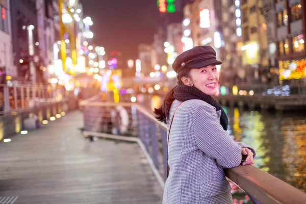 Vackra Leende Kvinna Turister Reser Promenader Gatan Köpcentrum Dotonbori Osaka — Stockfoto