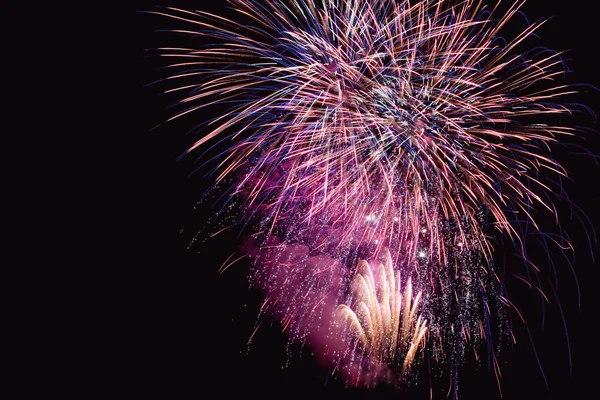 Buntes Feuerwerk Nachthimmel Silvesterfeuerwerk Abstraktes Feuerwerk Isoliert Auf Schwarzem Hintergrund — Stockfoto