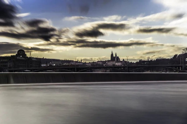 Olağandışı Akşam Şehir Görünümünü Bir Weir Ile Prag Kalesi Nehri — Stok fotoğraf