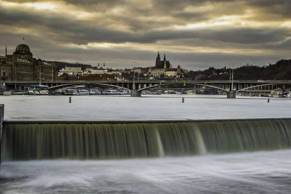 Vista Nocturna Inusual Ciudad Castillo Praga Con Vertedero Río Moldava —  Fotos de Stock