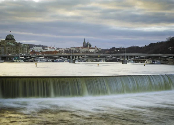 Neobvyklé Večerní Pohled Město Pražský Hrad Jezu Vltavě Mosty Popředí — Stock fotografie