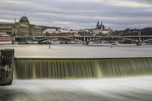 Vista Nocturna Inusual Ciudad Castillo Praga Con Vertedero Río Moldava —  Fotos de Stock