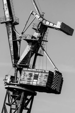 Gdansk Tersanesi, Polonya. Retro tarzı siyah ve beyaz. Vinçler, eski tersane binaları, paslı yapıları.
