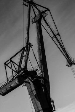 Gdansk Tersanesi, Polonya. Retro tarzı siyah ve beyaz. Vinçler, eski tersane binaları, paslı yapıları.