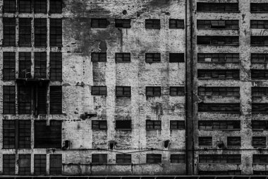 Gdansk Tersanesi, Polonya. Retro tarzı siyah ve beyaz. Vinçler, eski tersane binaları, paslı yapıları.