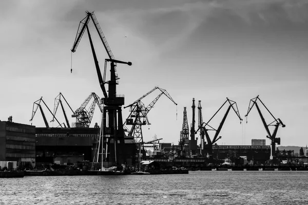Gdansk Tersanesi, Polonya. Retro tarzı siyah ve beyaz. Vinçler, eski tersane binaları, paslı yapıları.