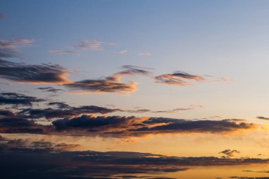 Gökyüzündeki renkli bulutlar