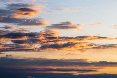 Gökyüzündeki renkli bulutlar