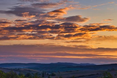 Sabah rengarenk gökyüzü manzarada