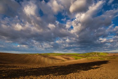 Manzara üzerinde uçan bulutlar