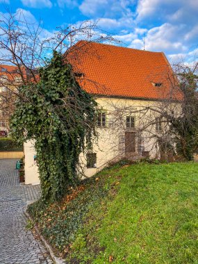 Prag 'da 16. yüzyıldan kalma gümrük binasının tarihi binası Vltava nehri, Prag, Bohemya.