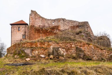 Krkonose dağlarının altında, doğu Bohemya 'daki ortaçağ şatosu Pecka' yı harabeye çeviriyor..