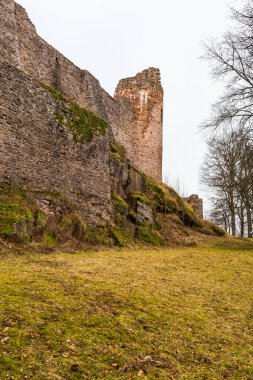 Krkonose dağlarının altında, doğu Bohemya 'daki ortaçağ şatosu Pecka' yı harabeye çeviriyor..