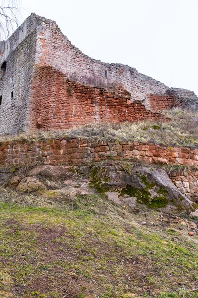 チェコのクルコノセ山の下の東ボヘミアの遺跡中世の城ペッカ — ストック写真