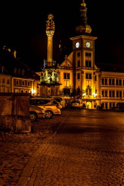 Madalyon ve Madalyon Şatosu 'nda (Hrad Madalyonu, Burg Elbogen) gece görüşü, büyük bir kayanın üzerindeki zaptedilemez kale, sokak lambalarıyla aydınlatılır. Karlovy yakınlarındaki turistik bölge, Çek Cumhuriyeti