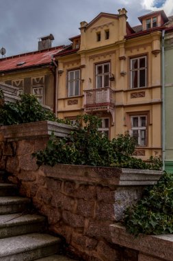 Çek Cumhuriyeti 'nde Karlovy Vary Resort yakınlarında ortaçağ kraliyet şatosu bulunan Madalyon kasabasına bakın.