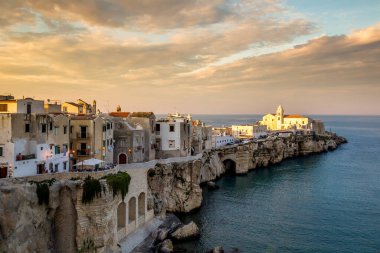 Vieste - Puglia 'da kayalıklarda güzel bir kıyı kasabası. San Francesco di Vieste Kilisesi. Gargano Yarımadası, Apulia, Güney İtalya, Avrupa.