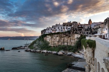 Vieste - Puglia 'da kayalıklarda güzel bir kıyı kasabası. San Francesco di Vieste Kilisesi. Gargano Yarımadası, Apulia, Güney İtalya, Avrupa.