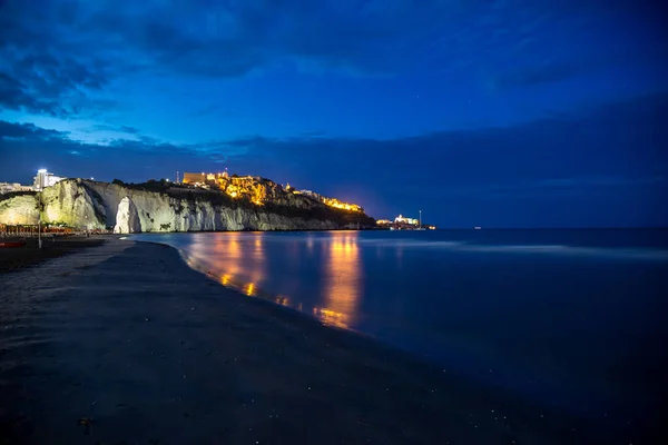 Vieste - Puglia 'da kayalıklarda güzel bir kıyı kasabası. San Francesco di Vieste Kilisesi. Gargano Yarımadası, Apulia, Güney İtalya, Avrupa.