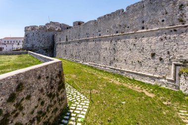 Monte Sant'Angelo'da manzara, Foggia eyaletinin antik köyü, Apulia (Puglia), İtalya.