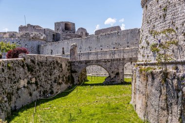 Monte Sant'Angelo'da manzara, Foggia eyaletinin antik köyü, Apulia (Puglia), İtalya.