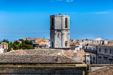 Monte Sant'Angelo'da manzara, Foggia eyaletinin antik köyü, Apulia (Puglia), İtalya.