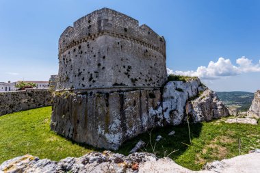 Monte Sant'Angelo'da manzara, Foggia eyaletinin antik köyü, Apulia (Puglia), İtalya.