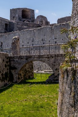 Monte Sant'Angelo'da manzara, Foggia eyaletinin antik köyü, Apulia (Puglia), İtalya.