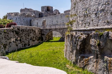 Monte Sant'Angelo'da manzara, Foggia eyaletinin antik köyü, Apulia (Puglia), İtalya.