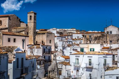 Monte Sant'Angelo'da manzara, Foggia eyaletinin antik köyü, Apulia (Puglia), İtalya.